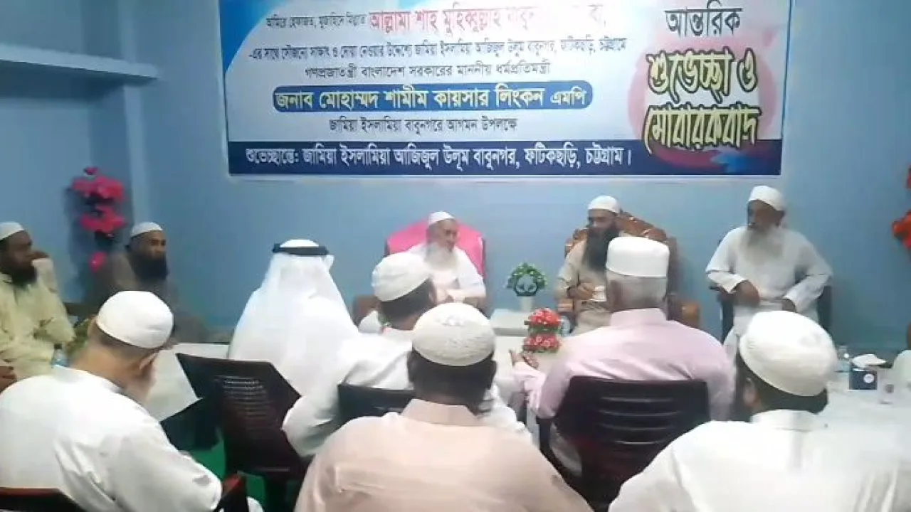 বাবুনগরে ধর্ম প্রতিমন্ত্রী-হেফাজত আমিরের সাক্ষাৎ