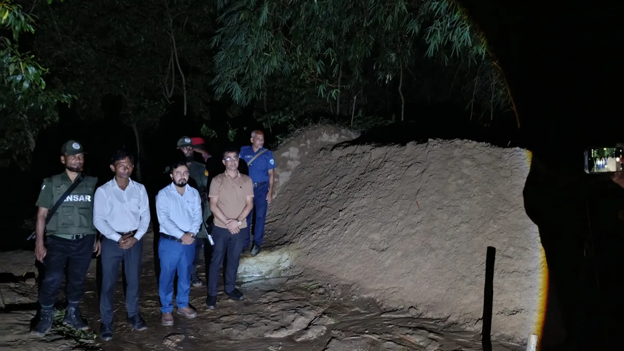 হালদা নদীতে গভীর রাতে অভিযান, ২০ হাজার ঘনফুট বালু জব্দ