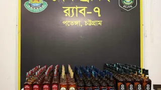 কোতোয়ালীতে প্রাইভেটকারে মিলল ১১৮ বোতল বিদেশি মদ, যুবক আটক