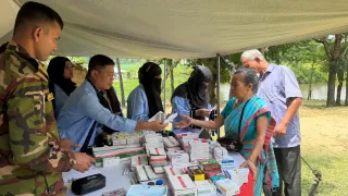 দুর্গম দুল্লাতলীতে সেনাবাহিনীর বিনামূল্যে চিকিৎসাসেবা ও ওষুধ বিতরণ