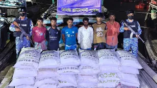 মায়ানমারে পাচারকালে বিপুল পরিমাণ সিমেন্ট-সার জব্দ, ৬ পাচারকারী আটক