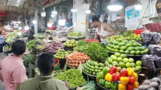১০০ টাকার নিচে মিলছে না বেগুন-টমেটো, মাছের বাজার আরও চড়া