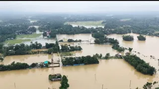 পানিতে ভাসছে কক্সবাজার: রান্নার চুলা ডুবেছে, বেঁচে আছে শুধু আশ্রয়ের অপেক্ষা