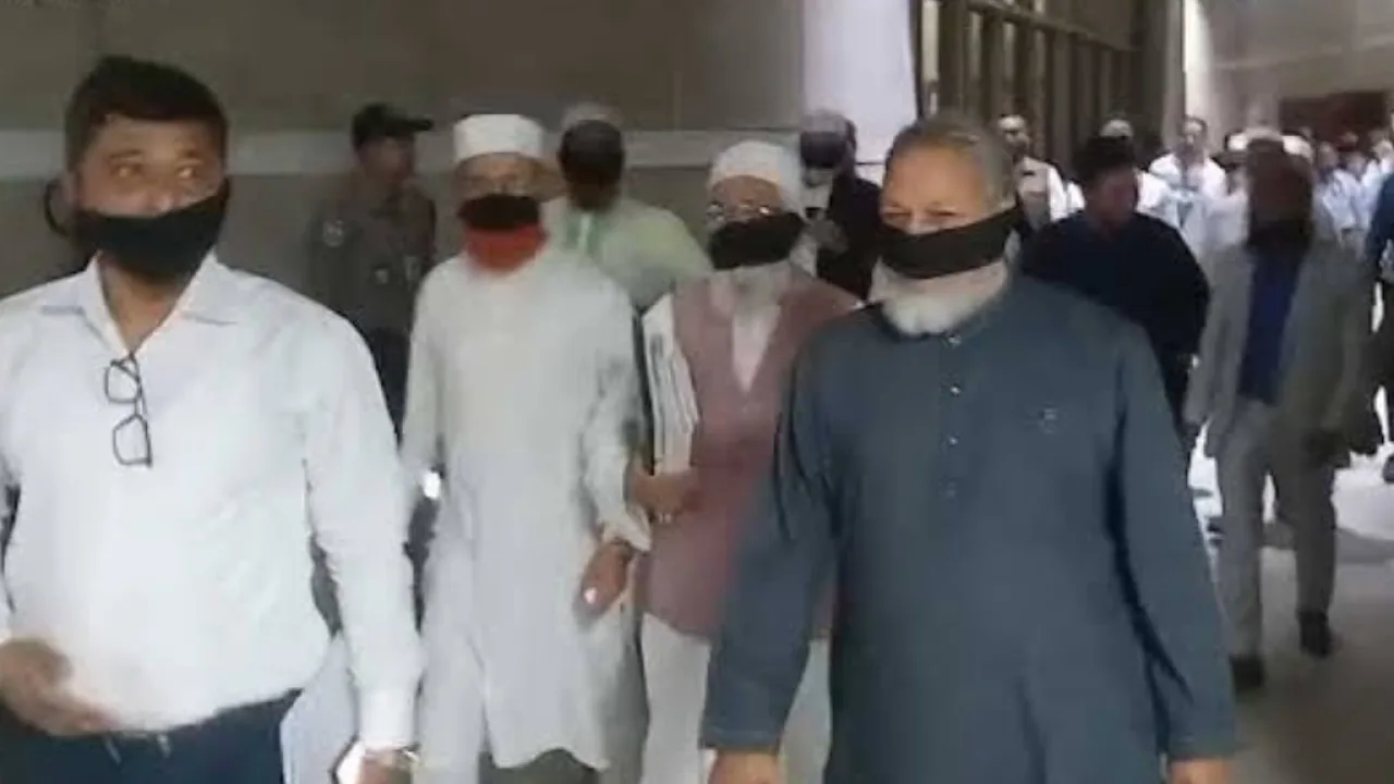 মুখে কালো কাপড় বেঁধে সংসদ ভবন থেকে বেরিয়ে গেল বিরোধীদল
