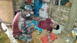 বান্দরবানের মদকে ডায়রিয়া আক্রান্তদের চিকিৎসা দিলেন বিজিবি