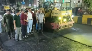 রাতে সড়কের কার্পেটিং কাজ পরিদর্শনে মেয়র