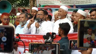 জ্বালানি তেলের মূল্যবৃদ্ধির প্রতিবাদে পরিবহন শ্রমিক ফেডারেশনের মানববন্ধন