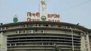 চট্টগ্রামের নিউ মার্কেটের কাপড়ের গুদামে আগুন