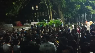 ৮ম দিনেও কাটেনি অচলাবস্থা, মধ্যরাতে শিক্ষার্থীদের বিক্ষোভ