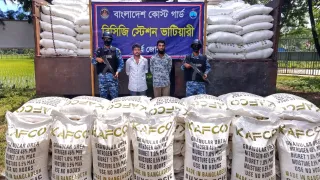 সীতাকুণ্ডে মিয়ানমারে পাচারের সময় ৩০ টন ইউরিয়া সার জব্দ, আটক ২
