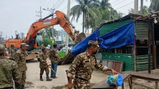 কালুরঘাটে দেড় শতাধিক অবৈধ স্থাপনা উচ্ছেদ