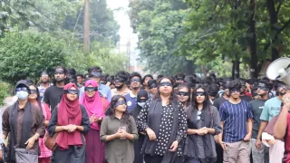 চুয়েটে চোখে কালো কাপড় বেঁধে শিক্ষার্থীদের বিক্ষোভ