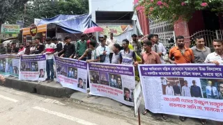 ‘আ.লীগ কর্মীকে’ সভাপতি করার অভিযোগ, বিদ্যালয় কমিটি বাতিলের দাবিতে মানববন্ধন