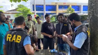 পটিয়ায় ‘পূরবী’ বাসে তল্লাশি ;  ৪ হাজার ইয়াবাসহ যাত্রী আটক