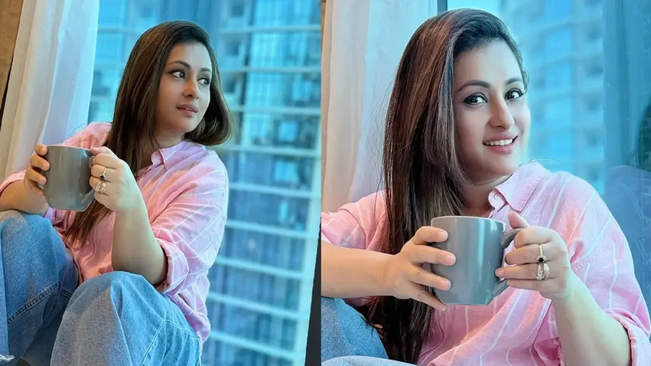 কফির কাপ হাতে ক্যাজুয়াল লুকে নজর কাড়লেন পূর্ণিমা