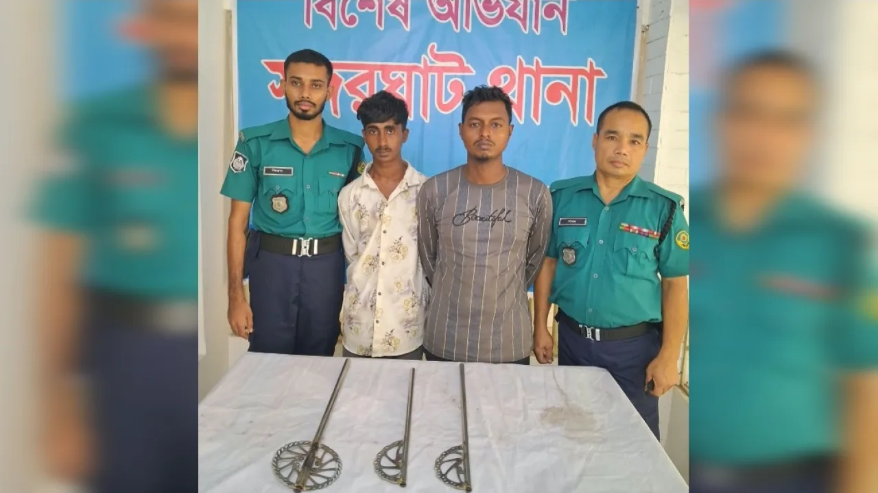 সদরঘাটে ডাকাতির প্রস্তুতিকালে শিশুসহ গ্রেপ্তার ৩