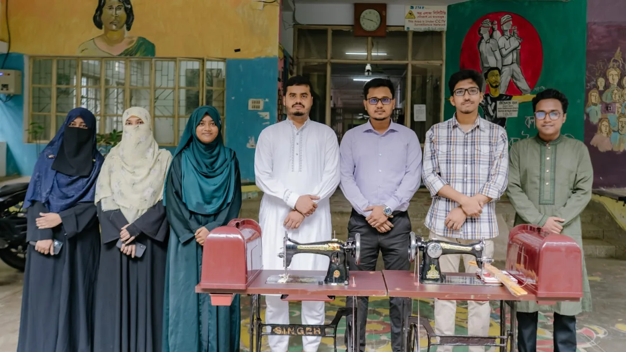 চবির পাঁচ ছাত্রী হলে সেলাই মেশিন দিল চাকসু