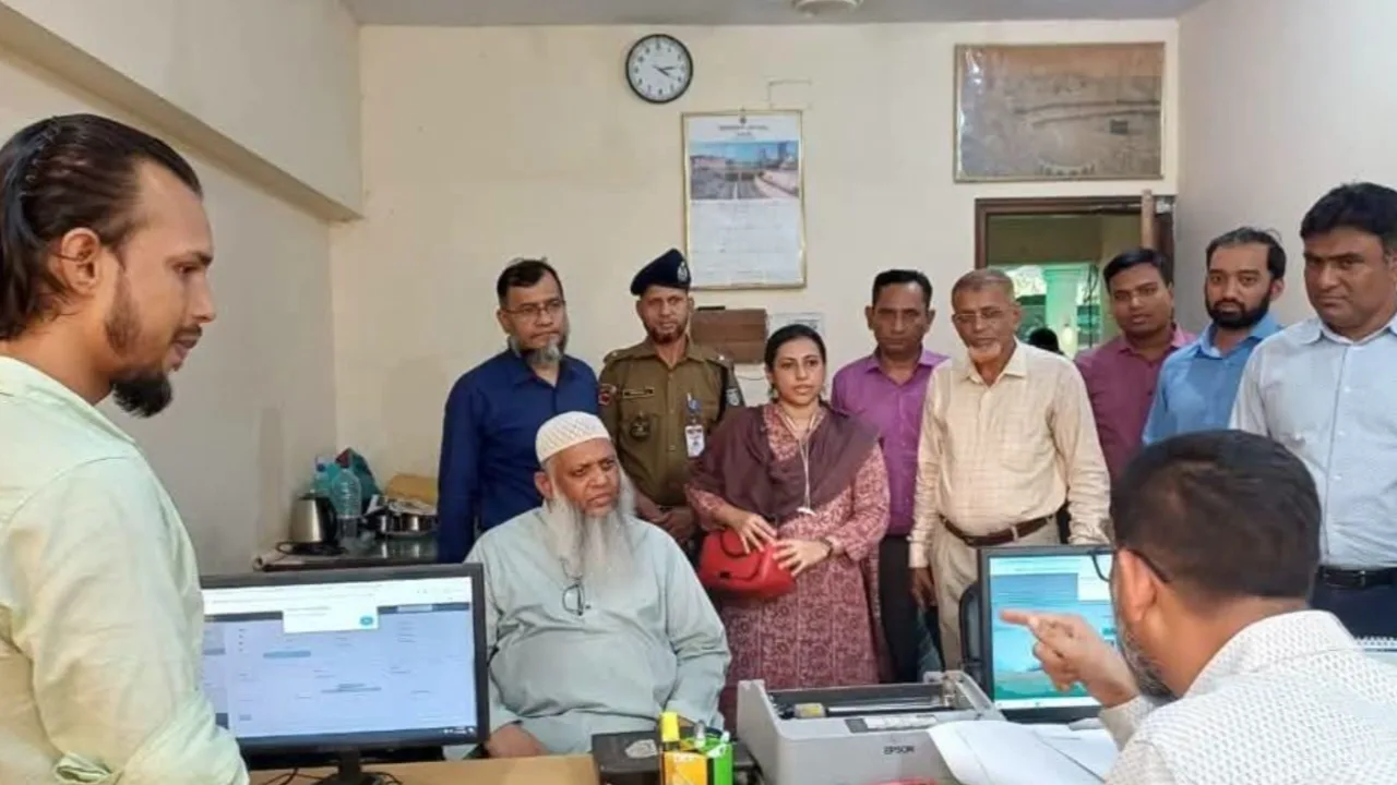 দুর্গাপূজার ছুটিতে যাত্রীসেবা ও নিরাপত্তা নিশ্চিতে চট্টগ্রাম রেলস্টেশন পরিদর্শনে জিএম