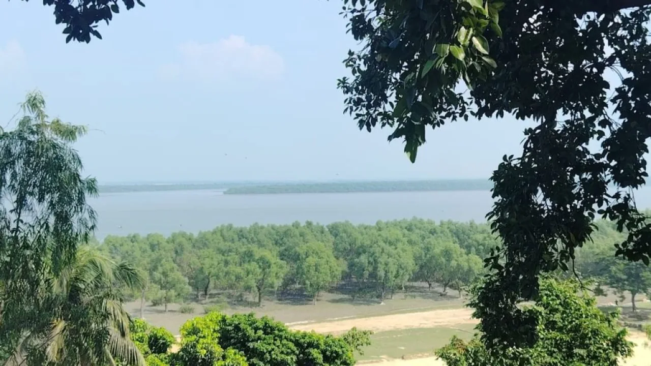নাফ নদীতে মিলল গুলিবিদ্ধ অজ্ঞাত ব্যক্তির মরদেহ