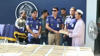 চট্টগ্রামে হারানো ১০৭ মোবাইল ফোন উদ্ধার, মালিকদের হাতে তুলে দিল পুলিশ