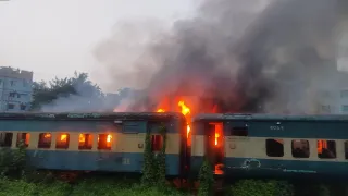 বাংলাবাজারে পরিত্যক্ত ট্রেনের বগিতে আগুন