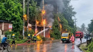 আকবর শাহ এলাকায় বৈদ্যুতিক খুঁটিতে ভয়াবহ আগুন