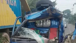 সড়কে দাড়িঁয়ে থাকা কাভার্ডভ্যানের পেছনে পিকআপের সজোরে ধাক্কা, নিহত ১