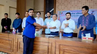 ফটিকছড়িতে নৈশপ্রহরীর বিরল সততা, ২০ লাখ টাকা ফিরিয়ে দিয়ে পেলেন সম্মাননা