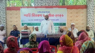 বাঁশখালীতে দুর্গাপূজা উপলক্ষে ৩০০ সনাতন ধর্মাবলম্বীকে বস্ত্র বিতরণ