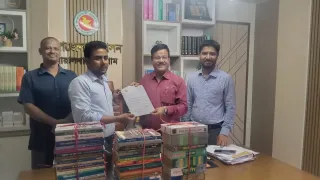 লাইসিয়াম লাইব্রেরিতে ৭০টি বই উপহার দিলেন সাংবাদিক মুজাহিদুল ইসলাম
