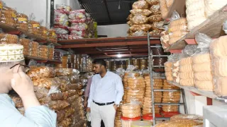পাহাড়তলীতে মেয়াদোত্তীর্ণ বিস্কুট ও নকল চাল বিক্রি, তিন প্রতিষ্ঠানকে জরিমানা