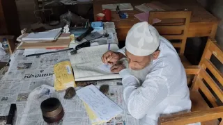 চিঠি কমেছে, দায়িত্ব কমেনি পোস্টমাস্টার আমির হোসেনের