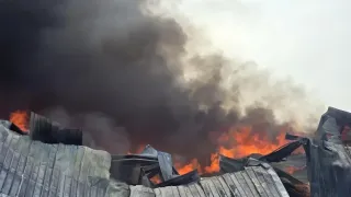 গাজীপুরে পোশাক কারখানার গোডাউনে আগুন, কাজ করছে ৮ ইউনিট