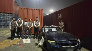 গাড়ির যন্ত্রাংশের নামে কাটা BMW ও ৫ অর্ধেক ট্রাক!