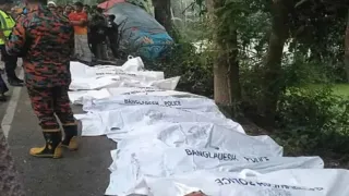 নাটোরে বাস-ট্রাক সংঘর্ষে নিহত ১৪