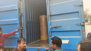 টেক্সটাইল এলাকায় বৈধ কাগজ না থাকায় দুই কাভার্ড ভ্যানসহ আটক ২