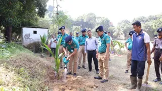 একদিনে এক লাখ বৃক্ষরোপণ কর্মসূচিতে গাছ লাগালেন সিএমপি কমিশনার