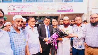 ‘জেলা প্রশাসন শুধু ফুল নেয় না, ফুলও দেয়’