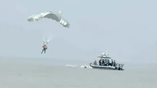 সমুদ্রে প্রথমবারের মতো ফ্রি-ফল জাম্প সম্পন্ন করল নৌবাহিনীর সোয়াডস
