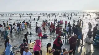 পাঁচ দিনের ছুটিতে কক্সবাজারে পর্যটকের ঢল, প্রশাসনের বাড়তি নিরপত্তা