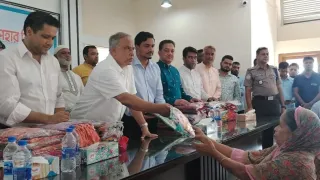 কর্ণফুলীতে দুর্গাপূজা উপলক্ষে প্রধানমন্ত্রীর উপহার সামগ্রী  বিতরণ