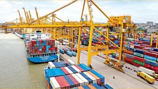চট্টগ্রাম বন্দরে ৩২৩ কনটেইনারে বিপজ্জনক রাসায়নিক, ৪৪টি জরাজীর্ণ