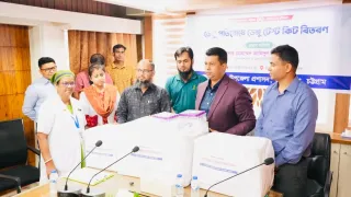 ডেঙ্গু প্রতিরোধে আনোয়ারা স্বাস্থ্য কমপ্লেক্সে কিট দিল জেলা প্রশাসন