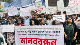 চুয়েটের সাবেক ভিসিকে পুনর্বহালের দাবিতে প্রেসক্লাবে শিক্ষার্থীদের মানববন্ধন