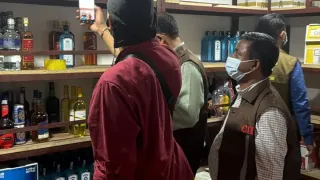 গুলশানের রেস্তোরাঁয় অভিযান, বৈধ কাগজপত্র না থাকায় বিপুল অ্যালকোহল জব্দ