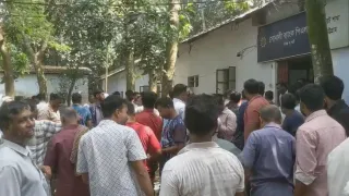 চুয়েটে বেতন-ভাতা স্থগিত, ব্যাংকের সামনে কর্মচারীদের অবস্থান