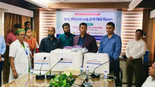 ডেঙ্গু প্রতিরোধে আনোয়ারা স্বাস্থ্য কমপ্লেক্সে কিট দিল জেলা প্রশাসন