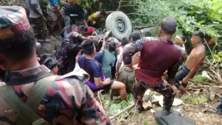 থানচির পাহাড়ি সড়কে পর্যটকবাহী গাড়ি খাদে, নিহত ২