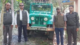 ফটিকছড়িতে কাঠবোঝাই চাঁন্দের গাড়ি জব্দ, বন আইনে মামলা